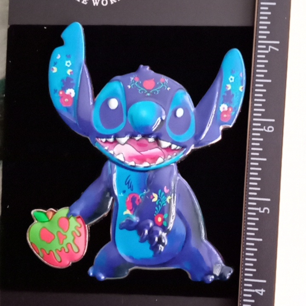 DISNEY STITCH CRASHES LARGE PIN - Picture 3 of 4